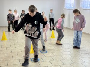 Dzieci biorą udział w zawodach sportowych.