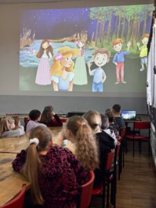 Dzieci oglądają legendę na projektorze.