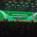 Na zdjęciu widać publiczność oraz scenę, na której znajdują się prowadzący galę.