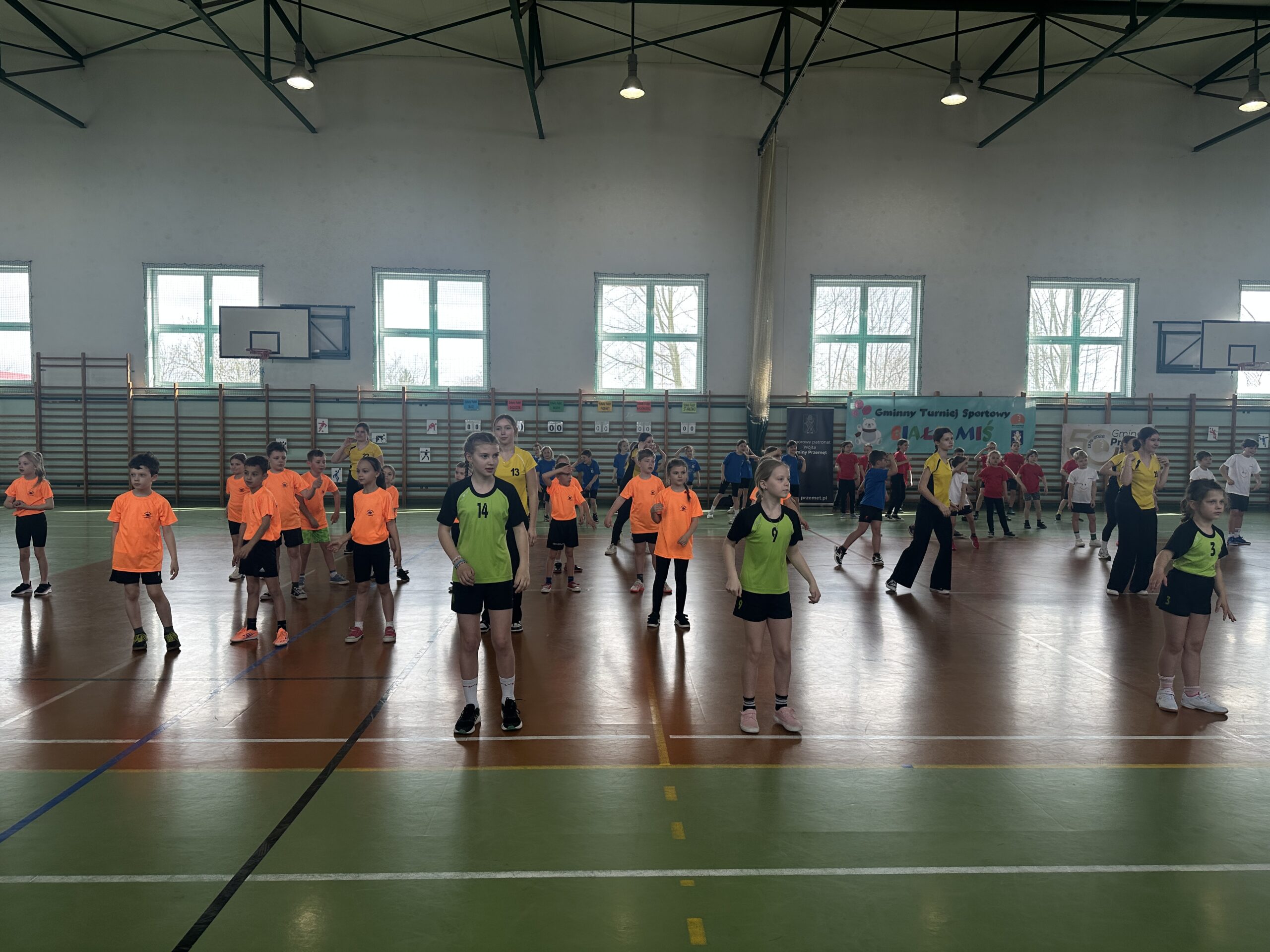 Na fotografii widoczne drużyny podczas rozgrzewki.