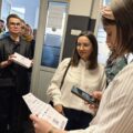 Kobieta sprawdza bilety uczestników.