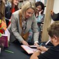 Dorota Wellman podpisuje książkę uczestniczce wydarzenia.