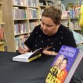 Dorota Wellman podpisuje książkę uczestniczce wydarzenia.