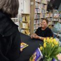 Dorota Wellman podpisuje książkę uczestniczce wydarzenia.