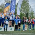 Na fotografii widoczni zawodnicy z różnych klubów, w tym z Azymut Mochy, pozujący z medalami i dyplomami.
