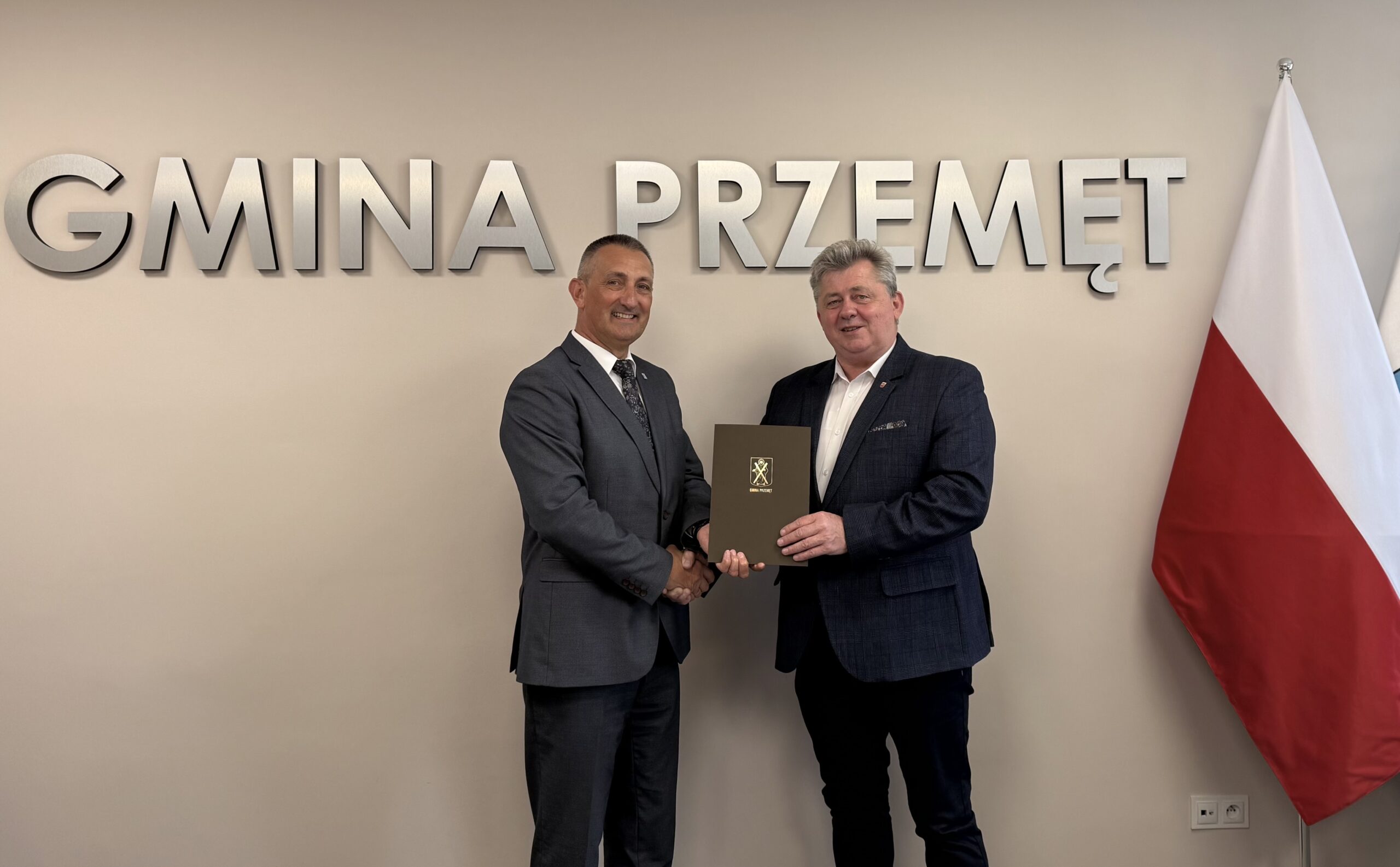 Na fotografii wójt oraz starosta wolsztyński. Pozują na tle napisu "Gmina Przemęt".