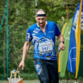 Na zdjęciu widoczny zawodnik Azymut Mochy podczas biegu.
