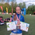 Na zdjęciu zawodniczka klubu pozuje z medalami i dyplomami.