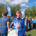 Na zdjęciu zawodnik klubu pozuje z medalem i dyplomem.