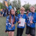 Na zdjęciu trójka zawodników klubu pozuje z medalami.