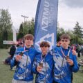 Na zdjęciu trójka zawodników klubu pozuje z medalami.