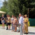 Na zdjęciu widoczny wójt, który przemawia na rozpoczęciu zawodów. W tle inne osoby.