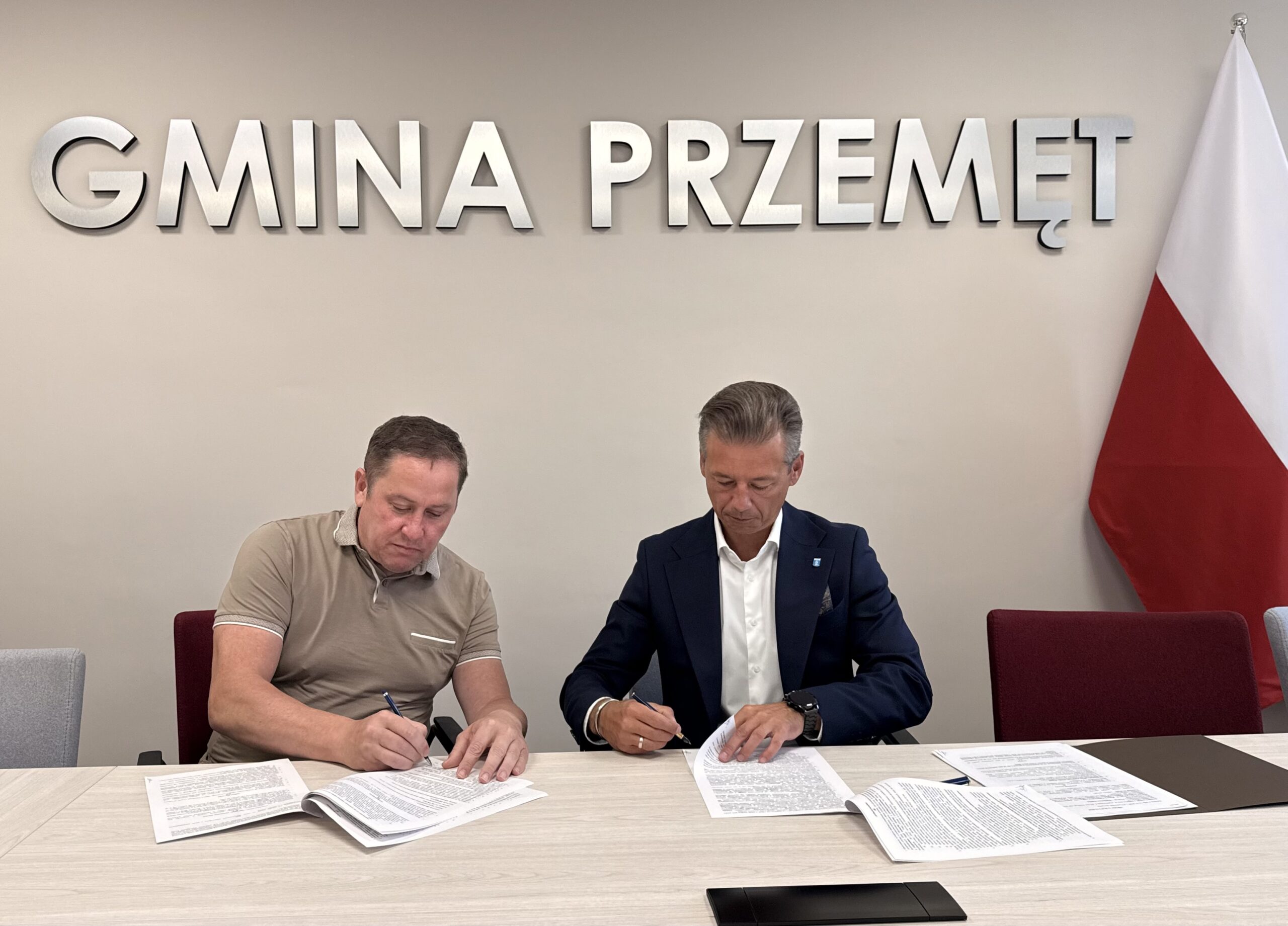 Na fotografii widoczny jest zastępca wójta i wykonawca, którzy podpisują umowę.