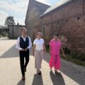 Na zdjęciu widoczny zastępca wójta, radna i sołtys. Idą wzdłuż wyremontowanej drogi.